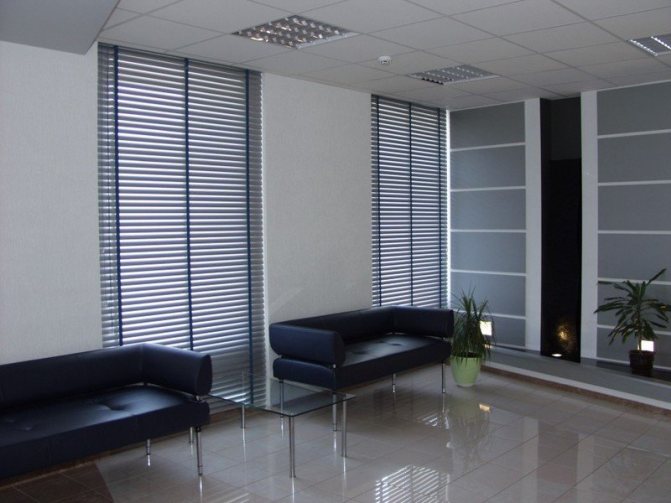 Por que as persianas para janelas de plástico são melhores do que as cortinas?
