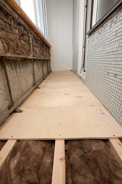 Vorbereitung des Bodens für das Laminat auf dem Balkon
