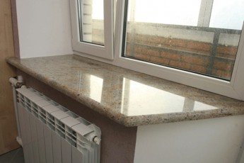 Светлобежов кафяв кафяв гранитен прозорец