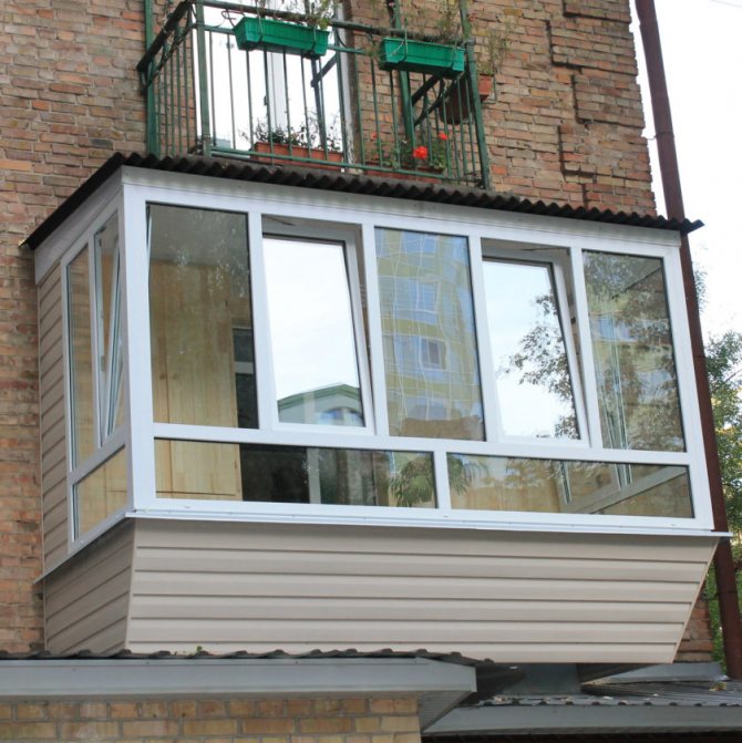 Appui de fenêtre sur le balcon - finition et installation d'appui de fenêtre en PVC, bois, coin