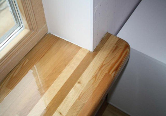 Das Fensterbrett ragt deutlich tiefer in den Raum hinein