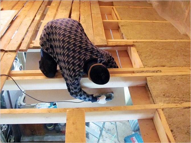 Dépôt d'un plafond en bois