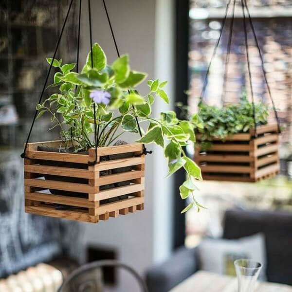 suspendre des fleurs sur le balcon