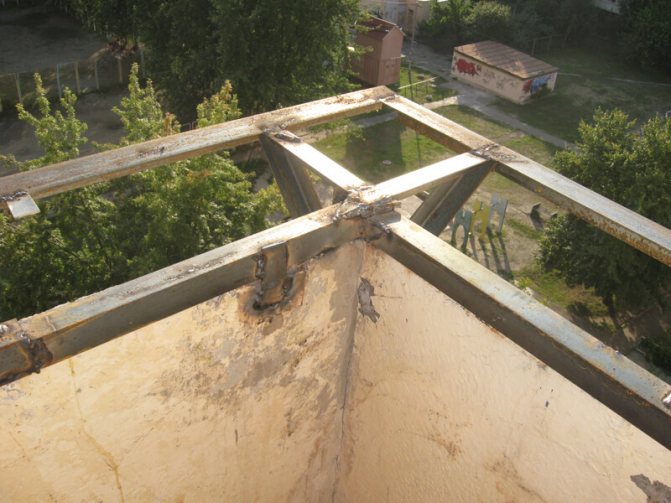 Montage progressif d'un cadre pour un revêtement de balcon