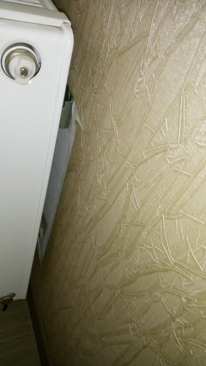 coller du papier peint derrière un radiateur de chauffage
