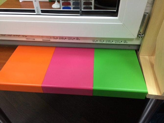 Ein Fensterbrett aus Kunststoff streichen