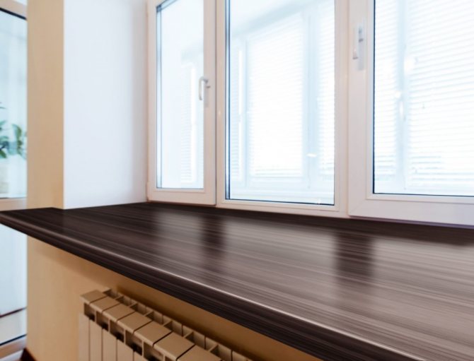 Ein Fensterbrett aus Kunststoff streichen