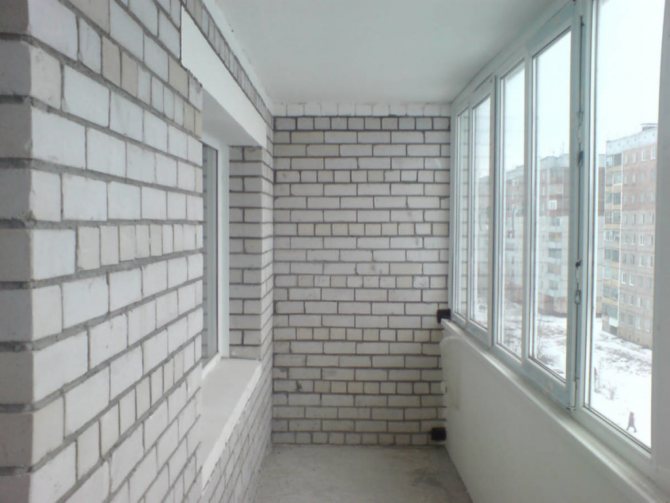 La peinture à faire soi-même à l'intérieur se fait soit avec un rouleau si les surfaces sont lisses, soit avec un pinceau si vous avez un mur de briques