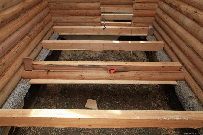 Plancher en bois dans une maison en bois