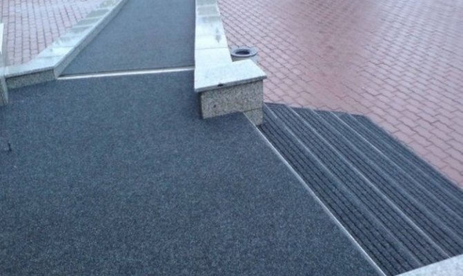 andar em uma varanda aberta em uma casa de madeira