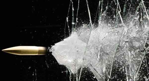 Vol de balle à travers le verre ordinaire
