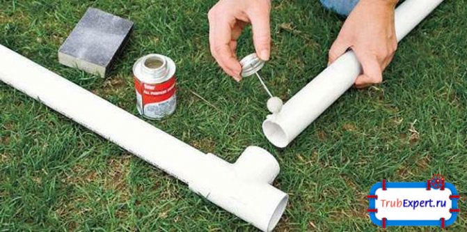Les tuyaux en polypropylène sont interconnectés de différentes manières lors de l'installation de systèmes de chauffage, d'alimentation en eau et d'égouts. L'un de ces moyens consiste à coller