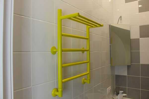Sèche-serviettes chauffant dans la salle de bain