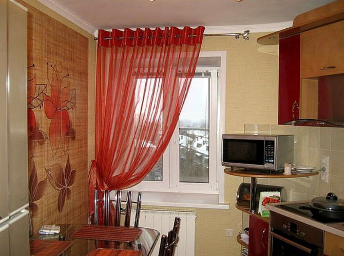 Rideau en tissu rouge translucide