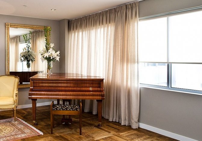 Durchscheinende Vorhänge in einem klassischen Interieur