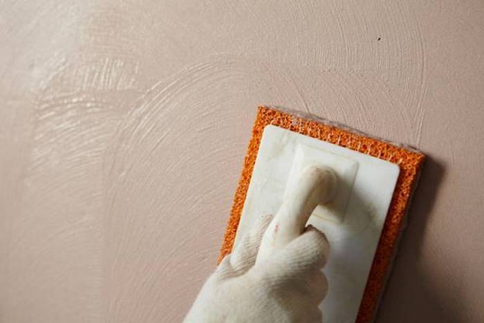 Une fois le plâtre sec, jointoyer la surface