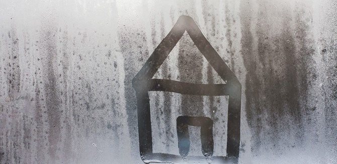 les fenêtres en plastique de la maison transpirent