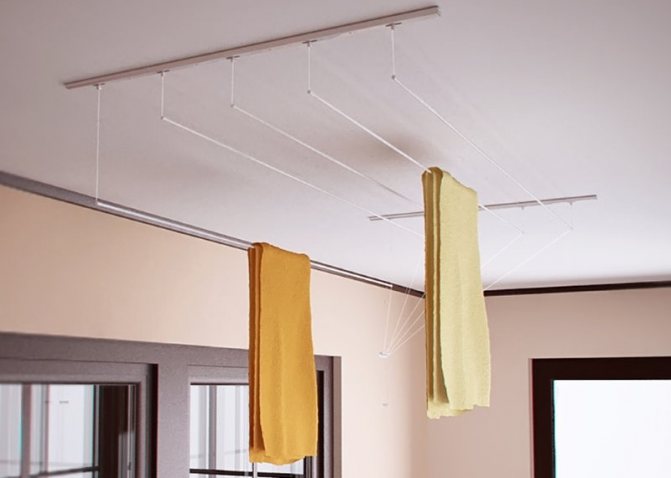 Liane de plafond pour sécher le linge sur le balcon
