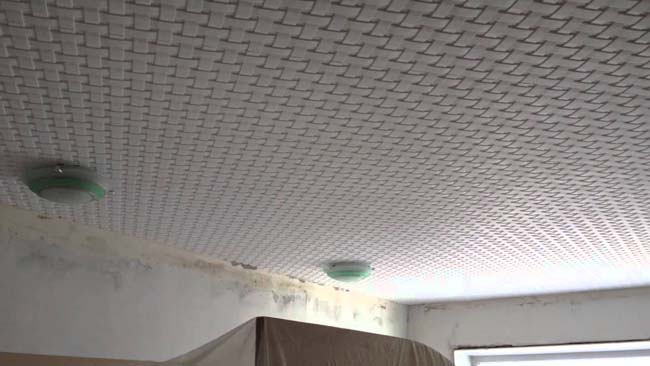 les carreaux de plafond sont collés avec la bonne colle