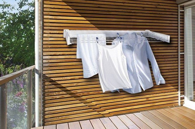 Máquina de secar roupa de teto na varanda: vantagens em relação aos demais modelos