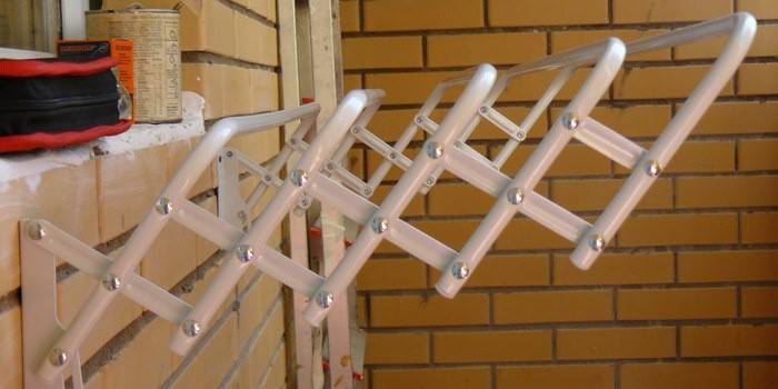 Máquina de secar roupa de teto na varanda: vantagens em relação aos demais modelos