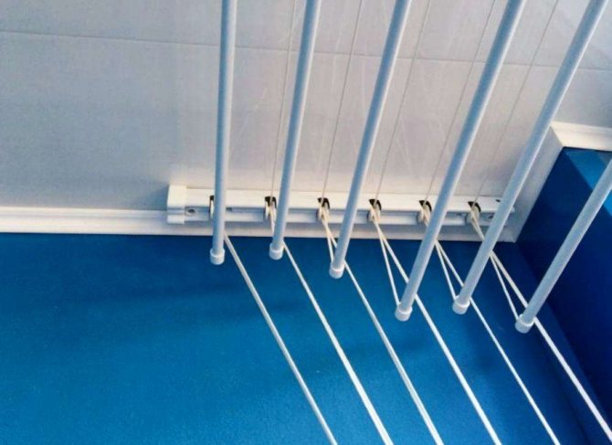 Sèche-linge au plafond avec tiges en plastique