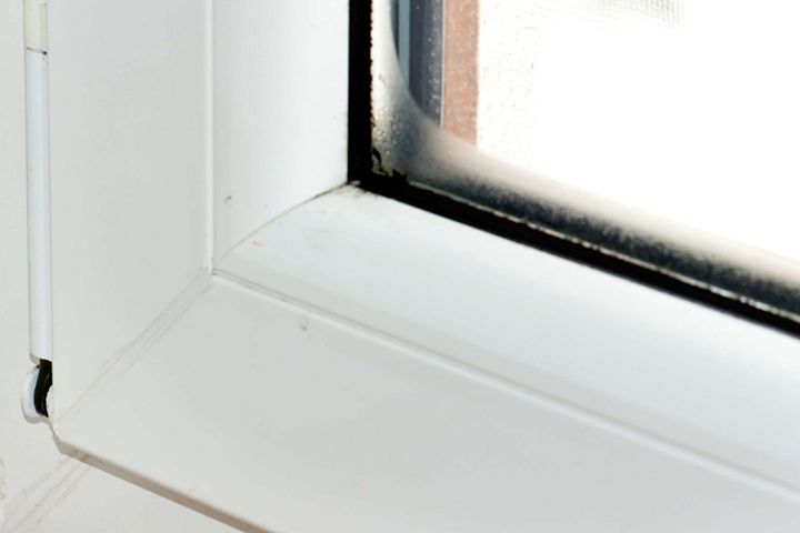 Profil en plastique jauni