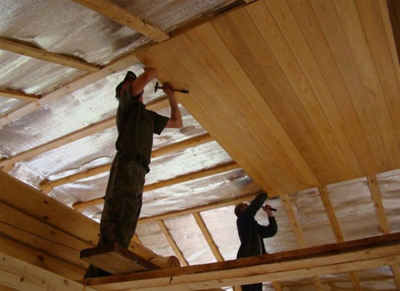 Une bonne installation du plafond dans une maison privée est une garantie de confort
