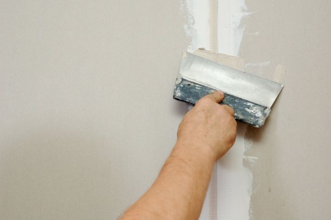 À l'aide d'un mastic polymère, vous devez fermer les attaches et les joints des feuilles