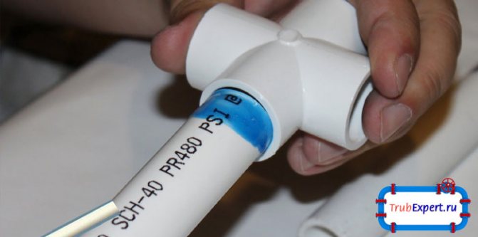 Lors du collage d'une canalisation en plastique, les éléments ne doivent pas être tournés et déplacés.