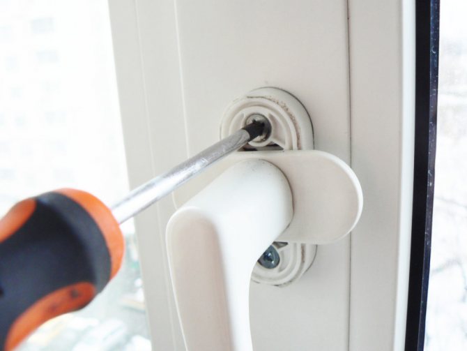 Tordant vos bras sur la porte en plastique