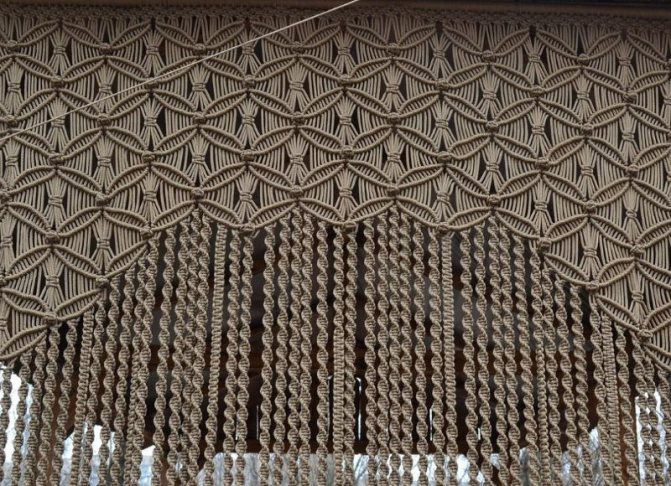 Un exemple d'un beau motif sur un rideau en osier