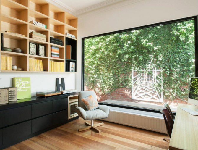 Un exemple de placement d'un radiateur sous une fenêtre panoramique