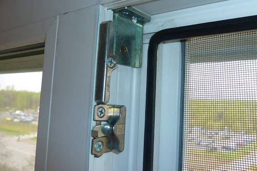 O princípio de funcionamento da microventilação em janelas de plástico e acessórios para instalação