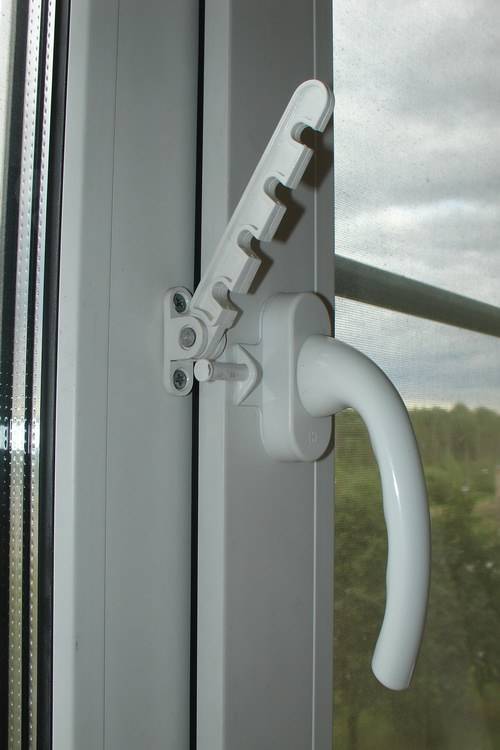 O princípio de funcionamento da microventilação em janelas de plástico e acessórios para instalação