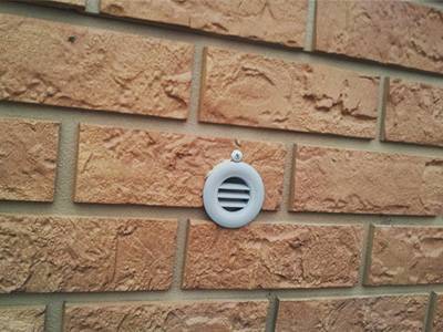 O princípio de funcionamento da microventilação em janelas de plástico e acessórios para instalação