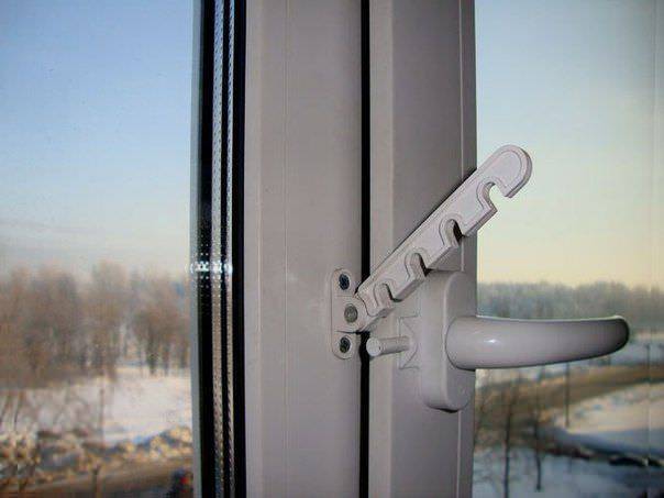 O princípio de funcionamento da microventilação em janelas de plástico e acessórios para instalação