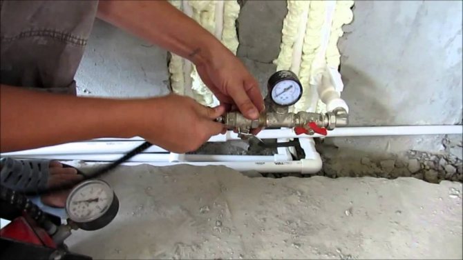 o princípio de operação das bombas manuais de teste de pressão