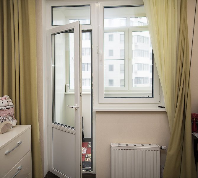 Porte entrouverte d'un bloc de balcon dans un appartement