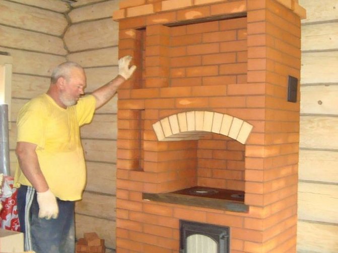 Wandkamin mit Bogen
