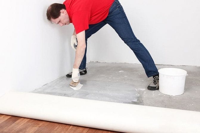 O processo de colocar linóleo em um piso de concreto