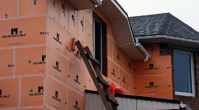 Der Prozess der Isolierung eines Hauses mit Penoplex