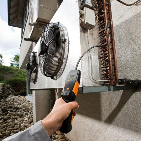 L'équipement professionnel aide à identifier les fuites et à déterminer le besoin de faire le plein du climatiseur