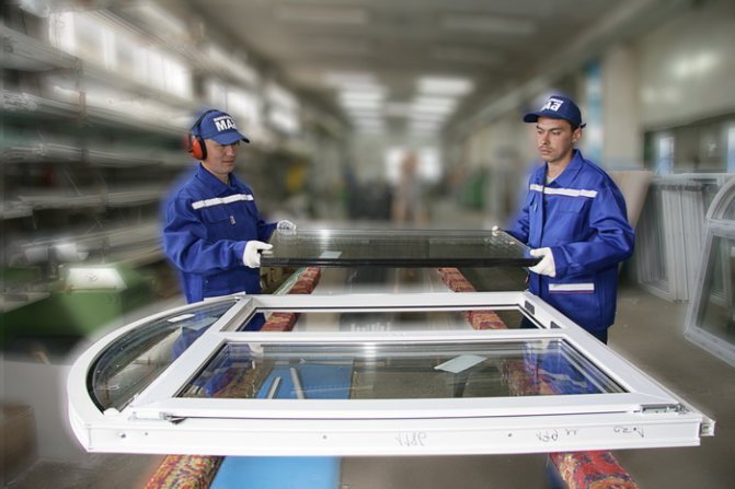Fabrication de fenêtres en plastique. Cycle de production complet en utilisant l'exemple de l'usine de Kaleva