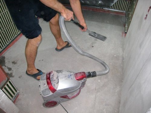 passer l'aspirateur sur le sol en béton
