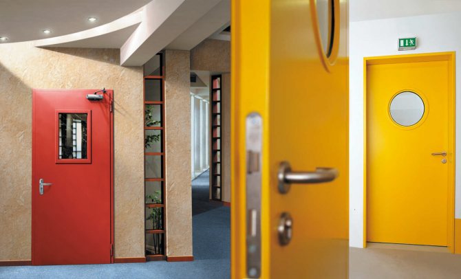 Portes coupe-feu dans le couloir d'un bâtiment public