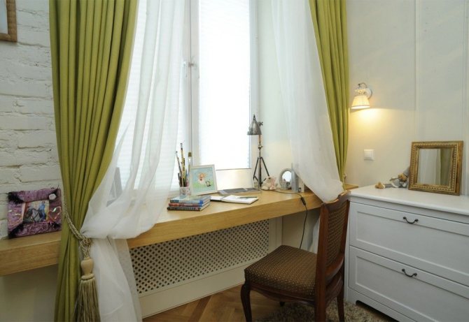 Cortinas diretas em janelas altas para um quarto infantil