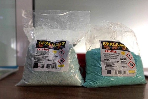 Verpacken des Produkts in Plastiktüten
