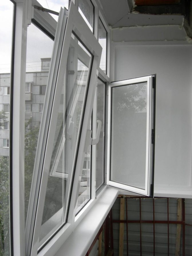 Volants à charnière sur les fenêtres de vitrage de balcon