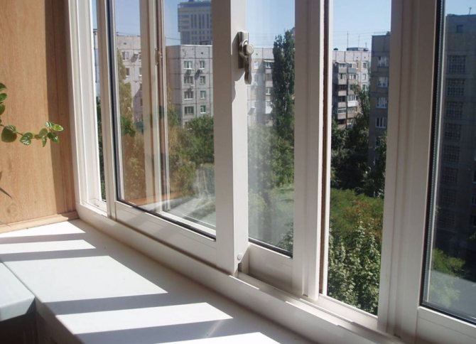 Schiebeverglasung eines Balkons in einer Stadtwohnung